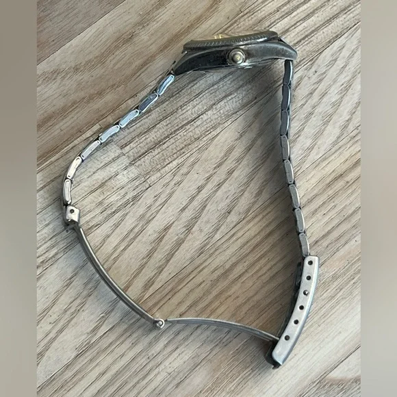 Q&Q Ladies Watch Two Tone Stainless Bracelet Gold Tone Dial Date Window - Picture 8 of 13